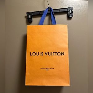 Louis Vuitton, medium gift bag
